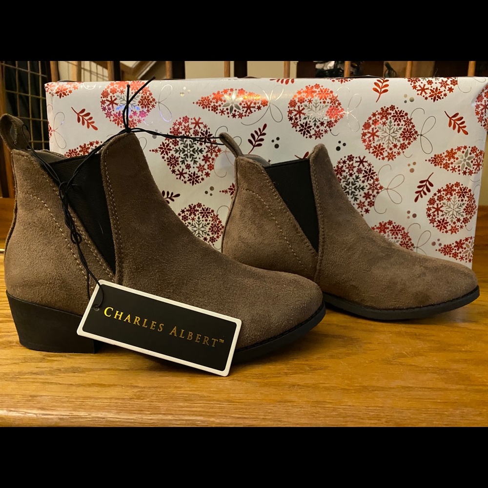 Charles Albert booties, size 7
Tag still attached